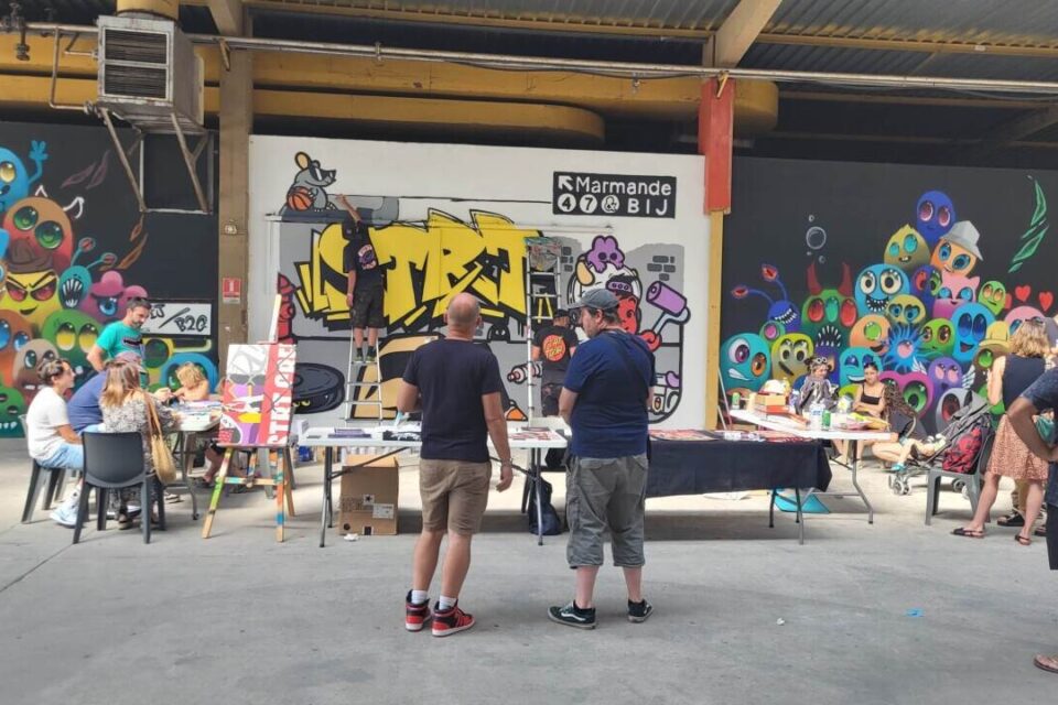 À l'intérieur du lieu, d'autres graffitis sont représentés sur les murs et embellissent l'ensemble du site.