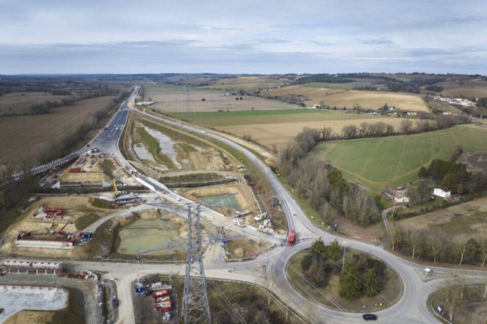 Sur cette vue aérienne pris il y a quelques mois, on peut distinguer la route désormais fermée à la circulation, les deux bretelles ouvertes à la circulation et le nouveau tronçon en 2X2 voies, long de quelques centaines de mètres, et déjà goudronné à l'époque, sur lequel roulent désormais les automobilistes entre Verfeil et Toulouse.