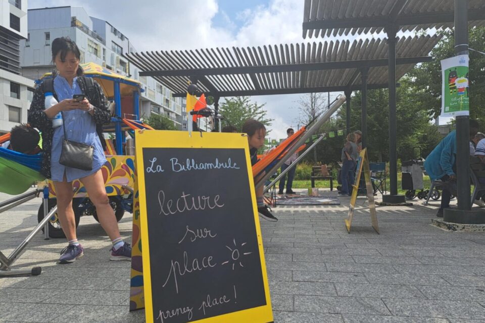 Une quarantaine de livres est présentée dans la bibliothèque ambbulante.