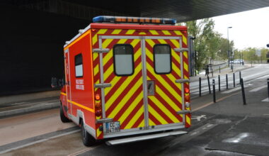 collision entre une moto et une voiture, une petite fille de 2 ans saine et sauve