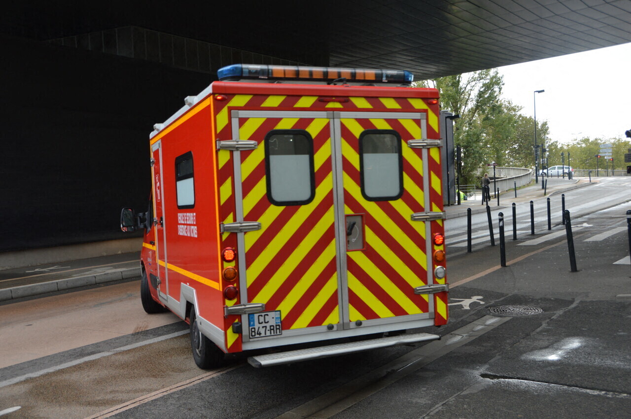 collision entre une moto et une voiture, une petite fille de 2 ans saine et sauve