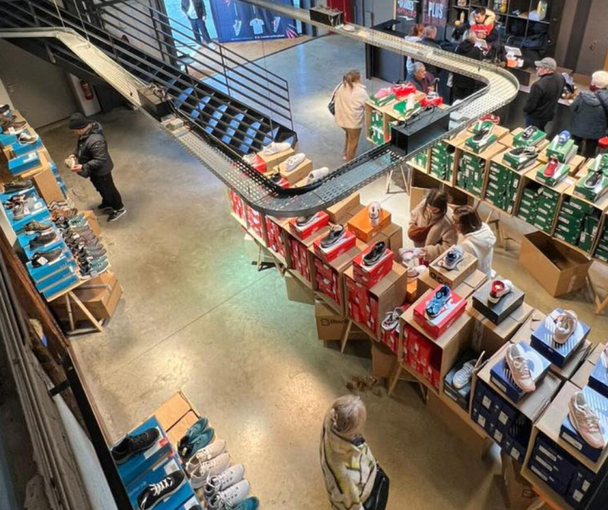 une grande vente de vêtements et chaussures de marques à prix cassés