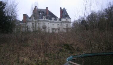 ce château abandonné ne sera pas classé monument historique, ses défenseurs n'abdiquent pas