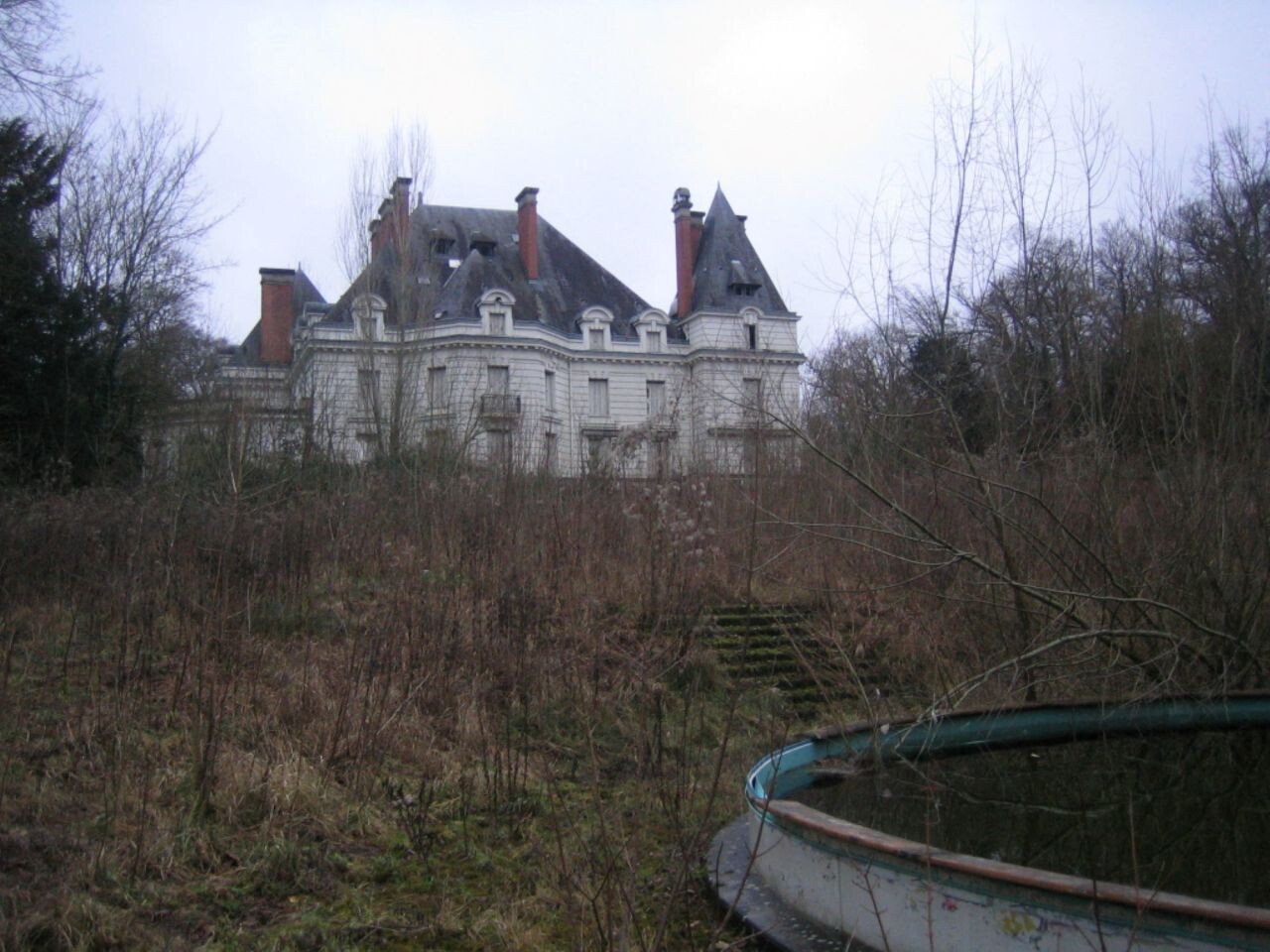ce château abandonné ne sera pas classé monument historique, ses défenseurs n'abdiquent pas