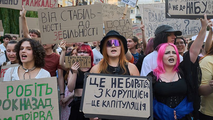 La loi a provoqué les premières manifestations de rue en Ukraine depuis le début de la guerre.