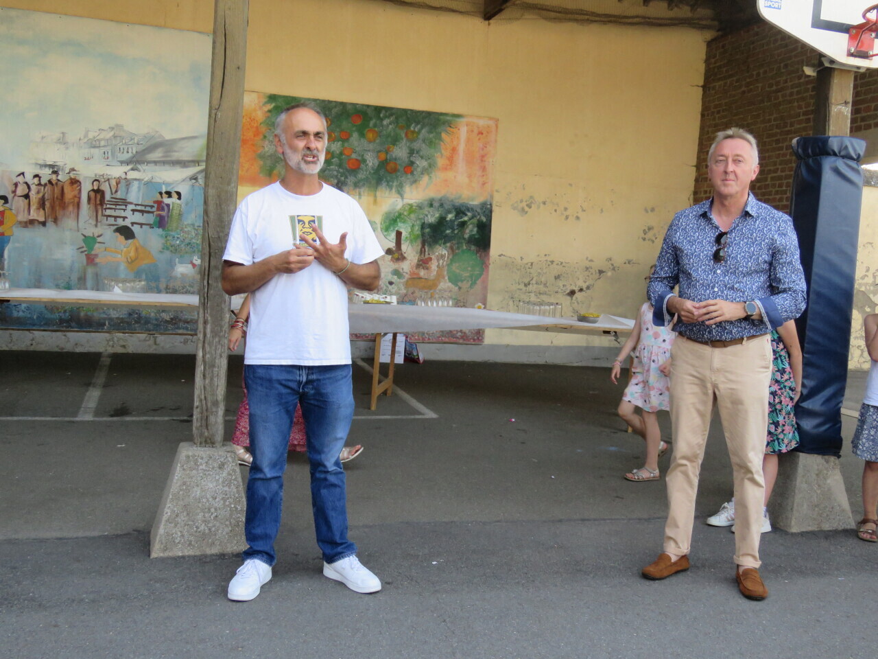 près de Rouen, un au revoir au directeur de l'école