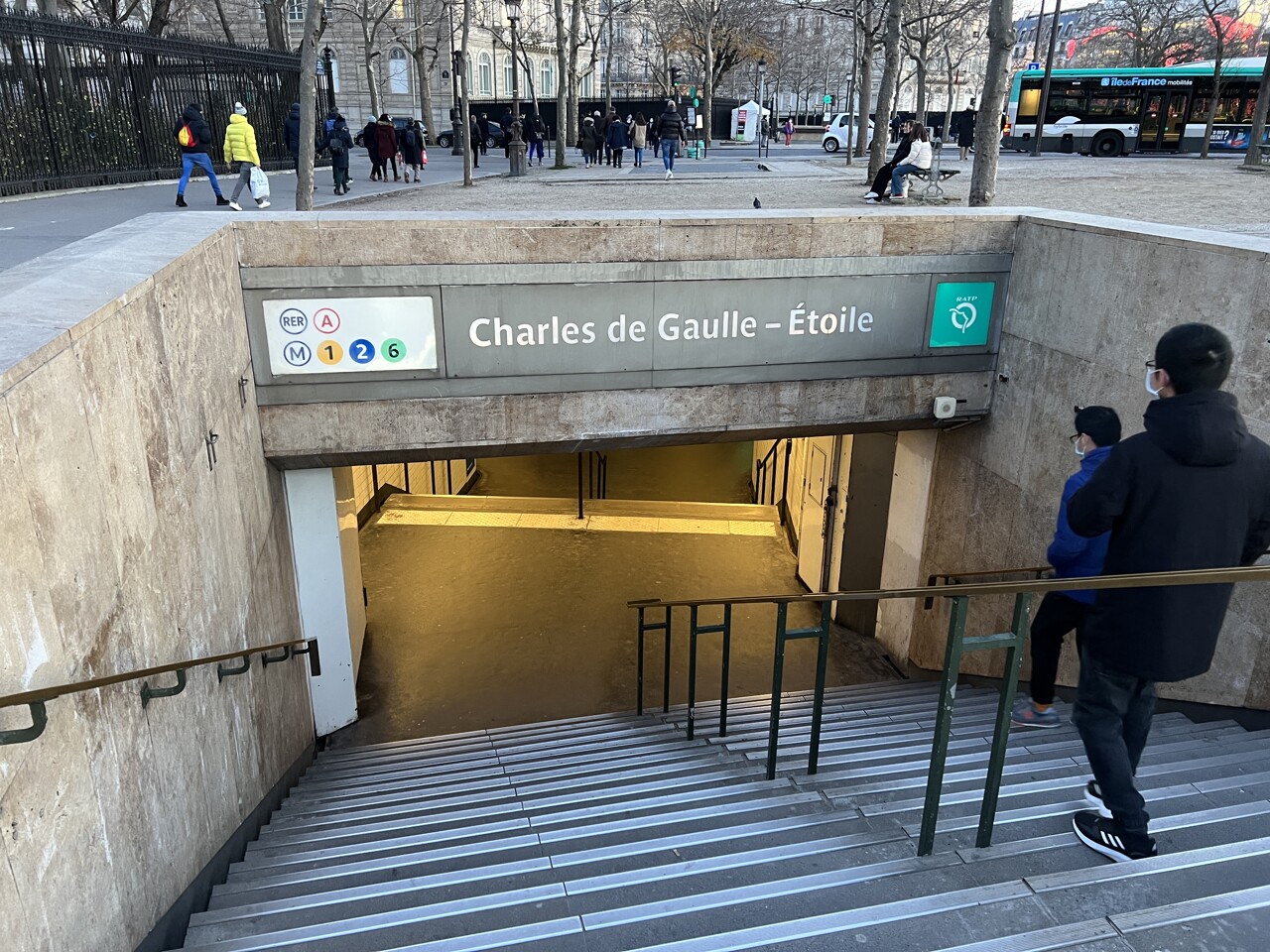 la préfecture de police de Paris fait fermer plusieurs stations de métro