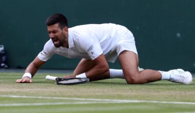 Djokovic rejoint Sinner en demi-finales mais fait une mauvaise chute sur sa deuxième balle de match