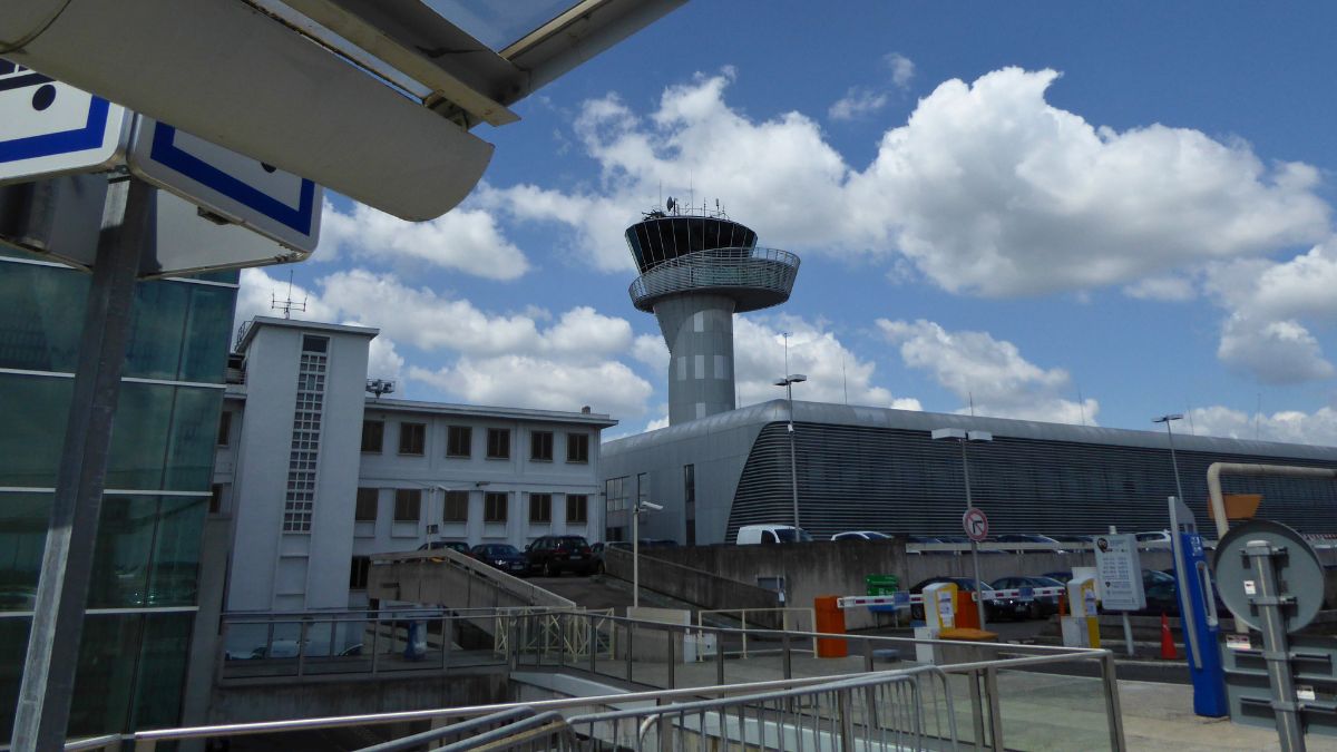 Vue sur la tour de contrôle de l'aéroport - Ardfern
