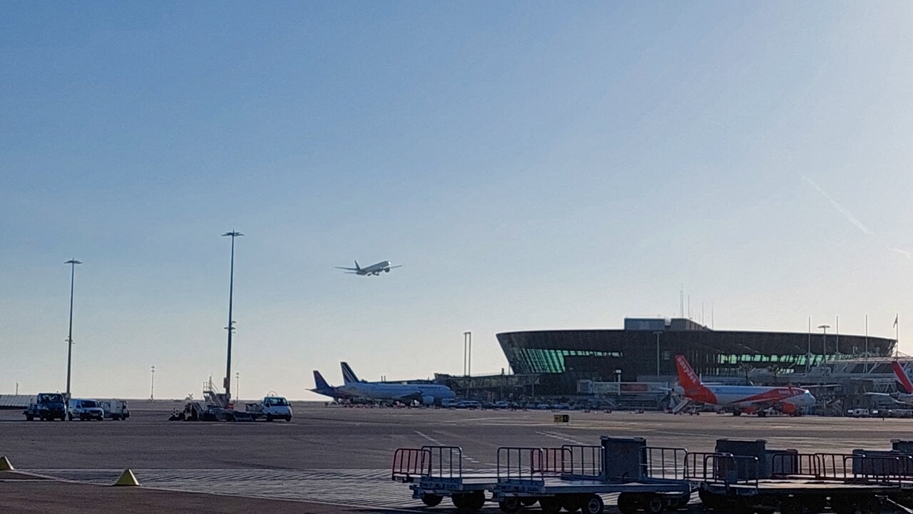 Aéroport de Nice. Cet avion Air France dérouté après plusieurs tentatives d'atterrissage