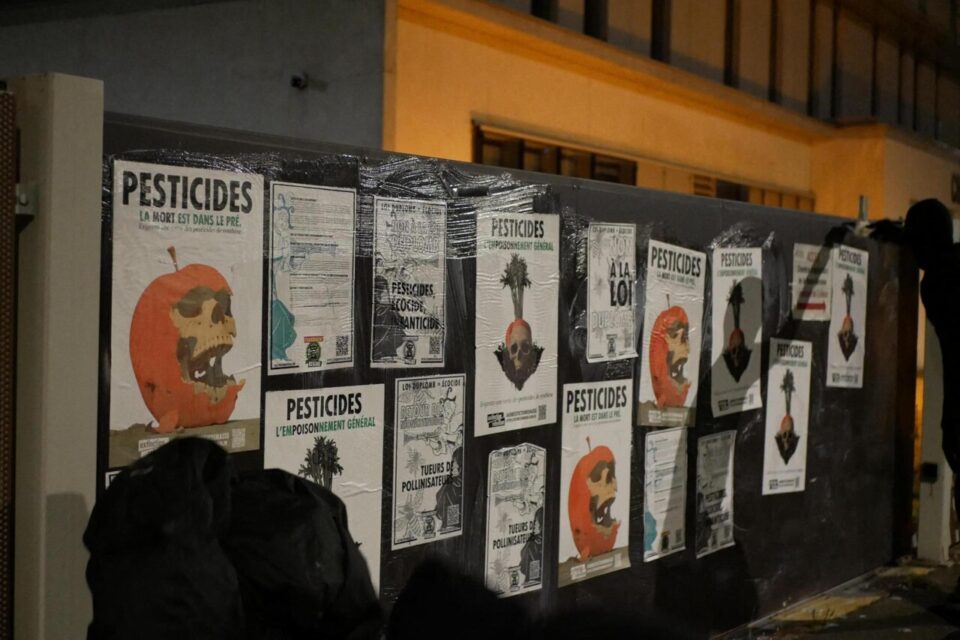 Des affiches revendicatives ont aussi recouvert le portail de la chambre