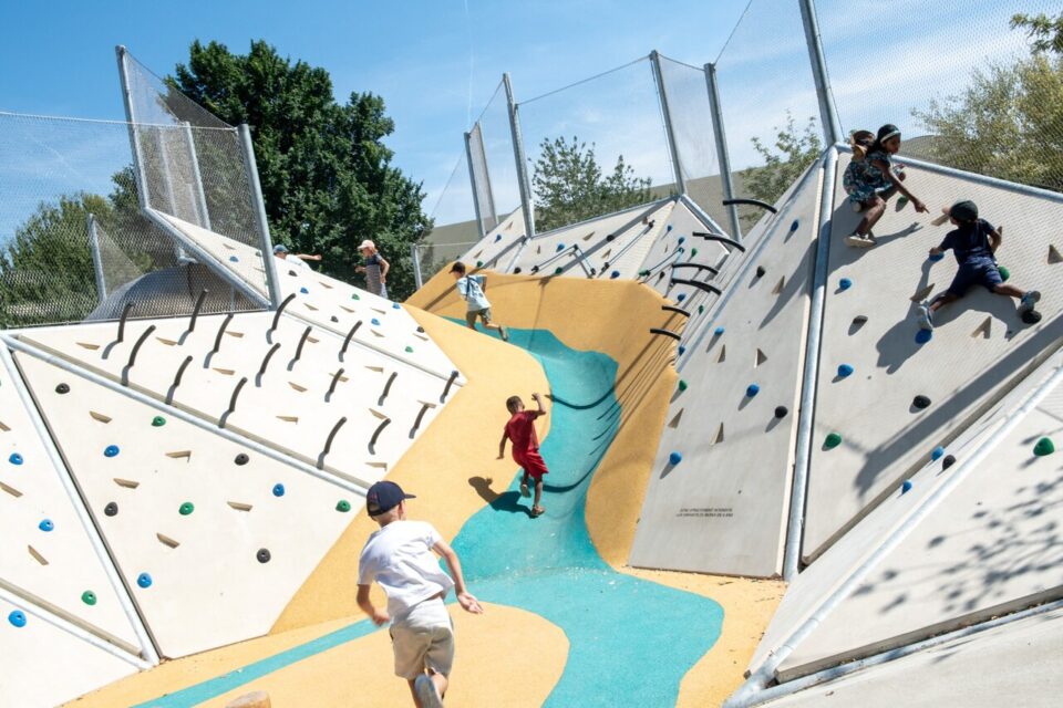 Un grand espace d'escalade a été créé au sein de l'aire de jeux pour les plus grands.