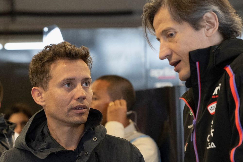 Albert Valera, manager de Jorge Martin, avec Massimo Rivola, administrateur délégué d'Aprilia Racing.