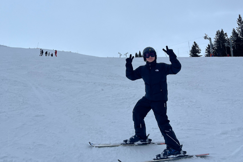 Alee a skié sur les pistes enneigées des massifs français. 