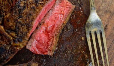 Tranche de viande saignante avec une fourchette.