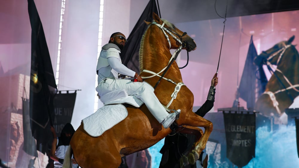 le rappeur marseillais fait son entrée sur un cheval devant plus de 59 000 spectateurs