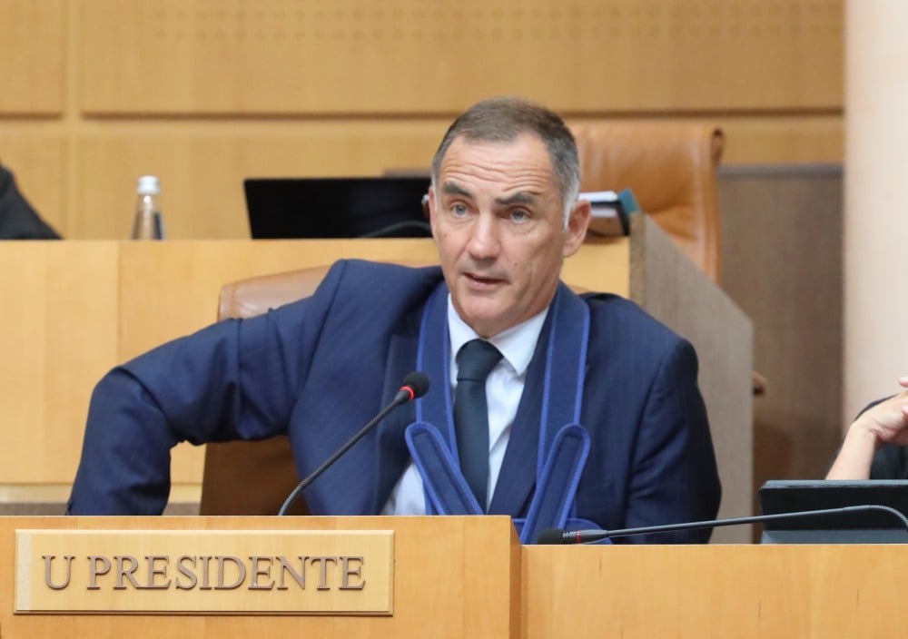 Gérard Larcher dénonce une "atteinte grave aux prérogatives du Parlement", les élus nationalistes s'inquiètent
