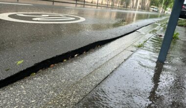 Violents orages à Nancy. La pluie soulève la chaussée de cette rue fréquentée et provoque des perturbations