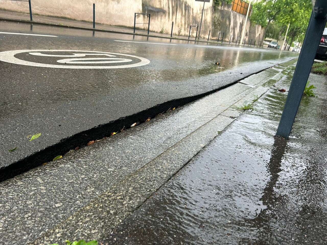 Violents orages à Nancy. La pluie soulève la chaussée de cette rue fréquentée et provoque des perturbations
