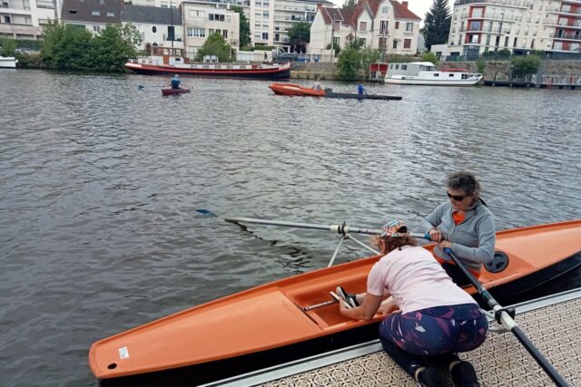 Rachel reprend les sports nautiques qu’elle aiamit pratiquer auparavant et se prépare à pagayer. (© Tristan Mahé / actu Nantes)
