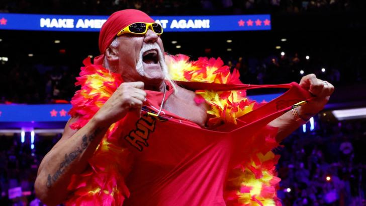 Hulk Hogan, ici en plein show de la campagne présidentielle américaine de 2024, où il s’affichait sur scène au côté du futur président américain Donald Trump, dont il était un soutien et un admirateur de la première heure. 