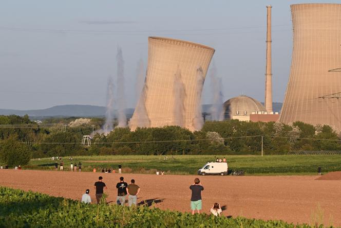 Démolition contrôlée des deux tours de refroidissement d’une centrale nucléaire, à Grafenrheinfeld (Allemagne), le 16 août 2024.