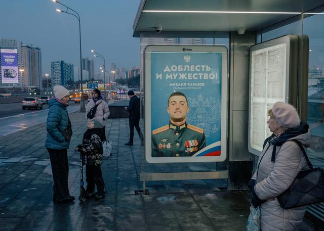 À un arrêt de bus, à Moscou, le 16 mars 2024. Une affiche honore les soldats russes par ces mots : “Valeur et courage”.