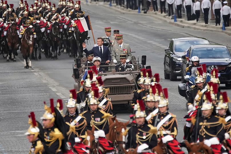 Le président français Emmanuel Macron avec le chef d'état-major des armées françaises Thierry Burkhard, lors du défilé du 14 juillet, à Paris.