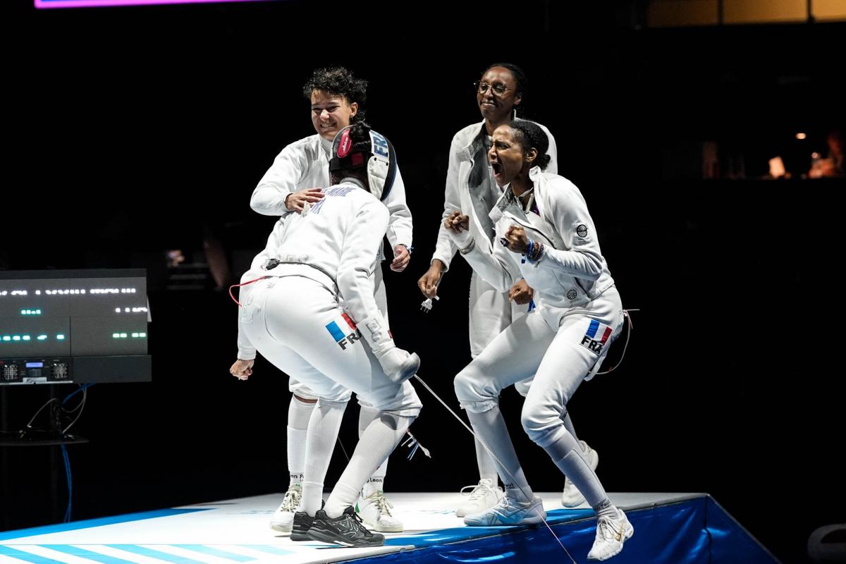 Les épéistes françaises championnes du monde par équipes en battant les Russes en finale - L'Équipe