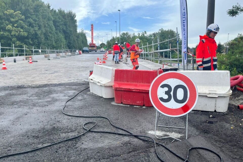 La chaussée et des ponts sont en travaux, pendant la fermeture de l'A1 au sud de Lille (Nord), en juillet 2025.