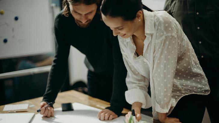 Peut-on être licencié pour avoir entretenu une relation amoureuse au travail ? Est-on tenu d’informer son employeur que l’on fréquente un ou une collègue ? Voici ce que dit la loi.