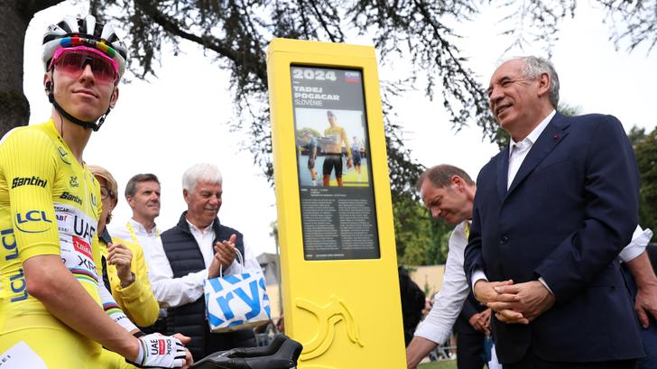 Le Premier ministre François Bayrou était présent ce 19 juillet 2025 au départ de la 14e étape du Tour de France à Pau, ville dont il est toujours le maire.