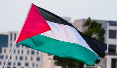 Un immeuble avec une banderole propalestinienne vandalisé