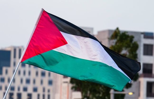 Un immeuble avec une banderole propalestinienne vandalisé