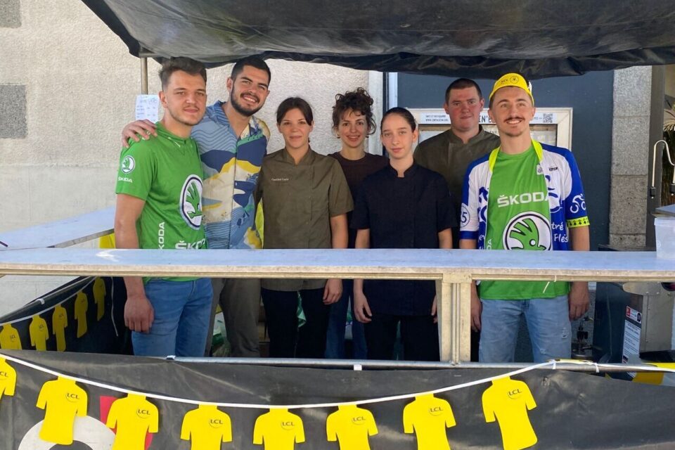 Les commerçants de la rue principale d'Argentré-du-Plessis sont prêts pour la Tour de France.