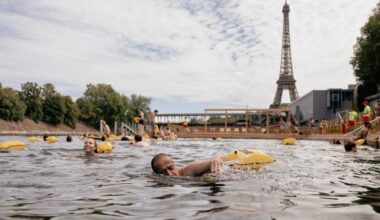la baignade suspendue près de la tour Eiffel