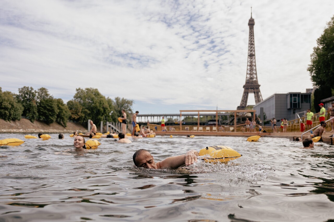 la baignade suspendue près de la tour Eiffel