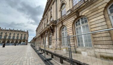 pourquoi des barrières ont été installées devant l'hôtel de ville de Nancy