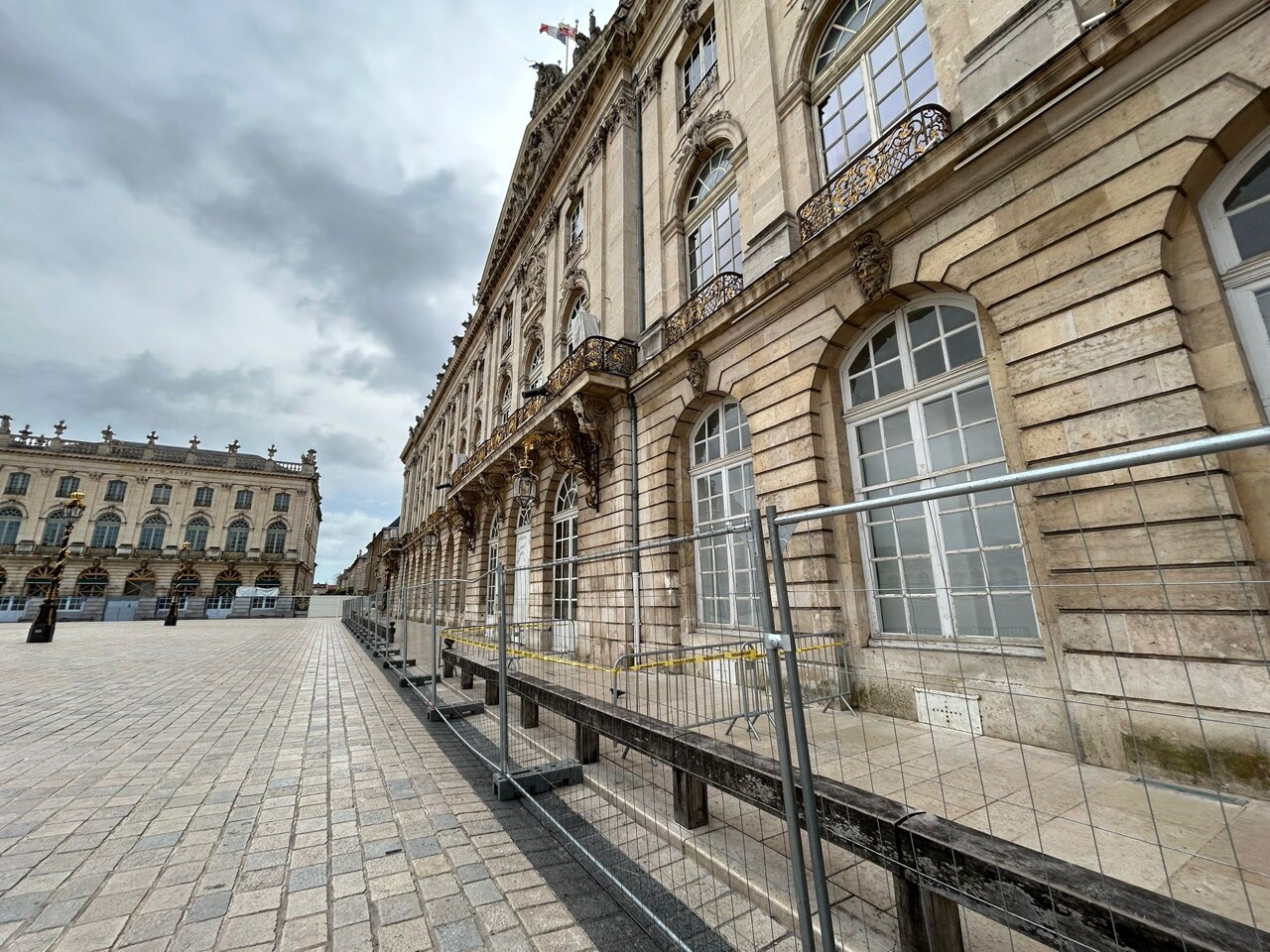 pourquoi des barrières ont été installées devant l'hôtel de ville de Nancy