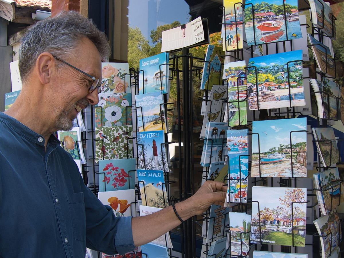 Les jolies cartes postales d’artistes locaux proposées par E.Burgeaud contribuent à renforcer l’identité de Marque plage.