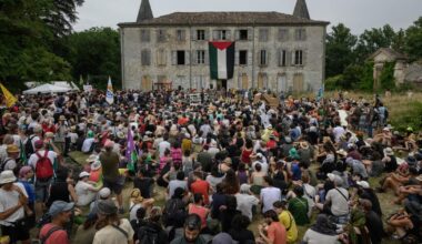 Stands associatifs, jets de pierre, gaz lacrymogènes... La drôle de «turboteuf» des opposants à l’A69 dans un château du XVe siècle