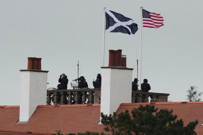 Des forces spéciales de police se tiennent sur un toit pour surveiller le terrain de golf Trump Turnberry, à Turnberry (Ecosse), le 26 juillet 2025.