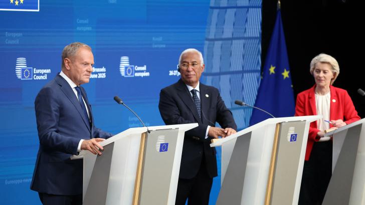 Le Premier ministre polonais Donald Tusk, le président du Conseil européen Antonio Costa et la présidente de la Commission européenne Ursula von der Leyen, le 26 juin 2025.