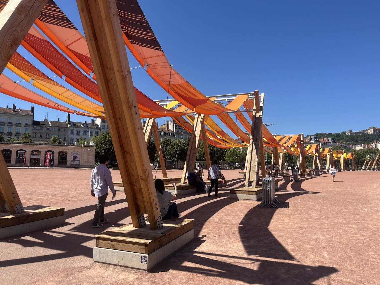l'œuvre polémique place Bellecour divise les Lyonnais