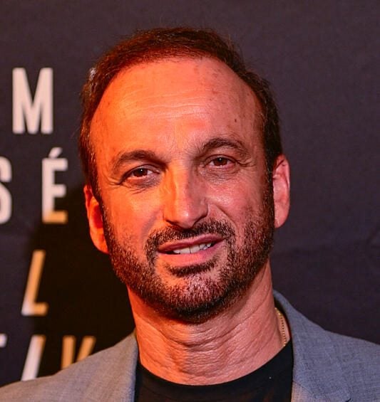 Mort d’Emilie Dequenne : son veuf Michel Ferracci en bonne compagnie en Corse lors d’un week-end “au paradis”
