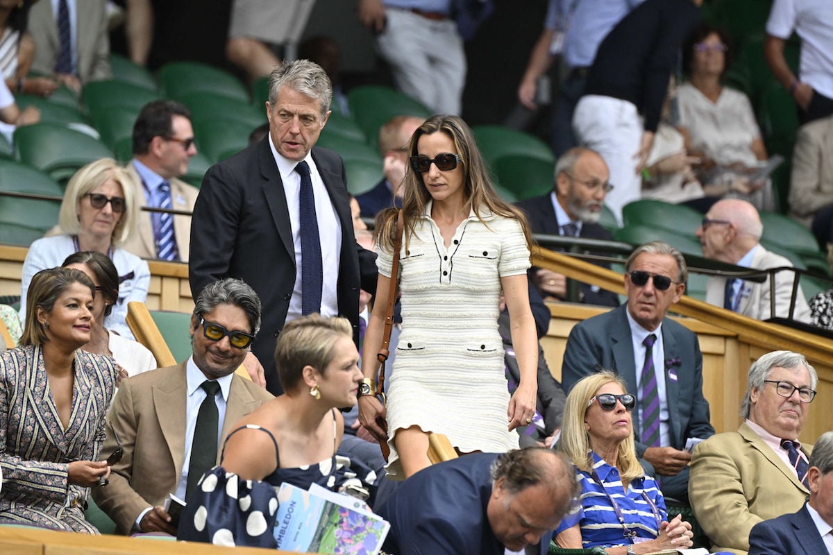 Hugh Grant repéré avec sa femme à Wimbledon, il se fait remarquer pour une raison aussi drôle que gênante !