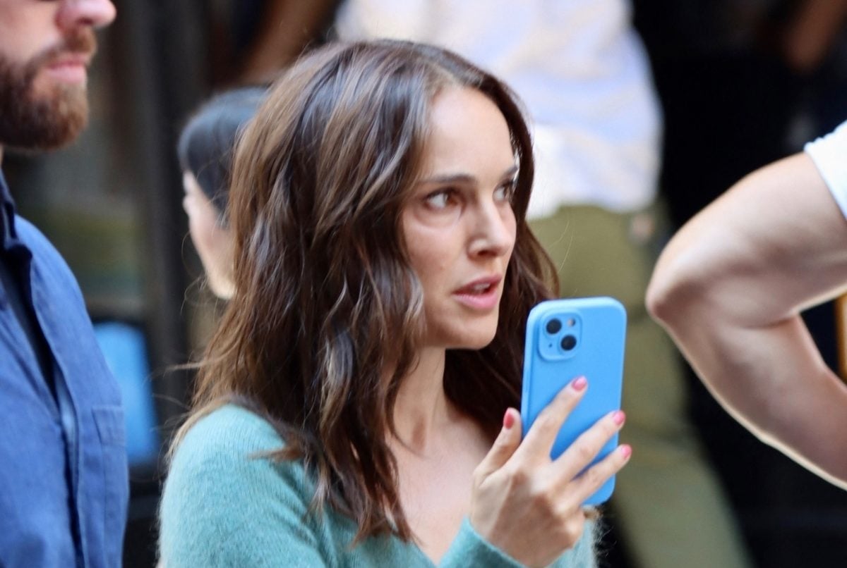 Natalie Portman : mini-short et ventre apparent, elle continue à faire tourner les têtes à New York