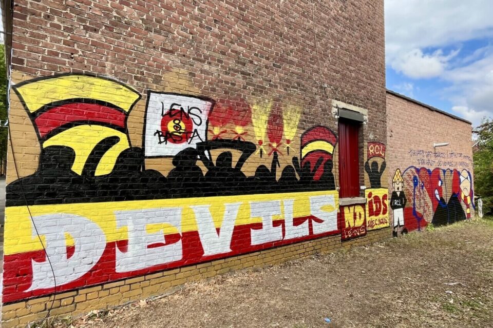 Les supporters du RC Lens sont aussi mis en avant comme ici avec les Devils, l'un des groupes les plus actifs.
