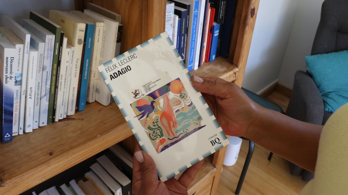 Le livre Adagio dans les mains de Naomi Fontaine.
