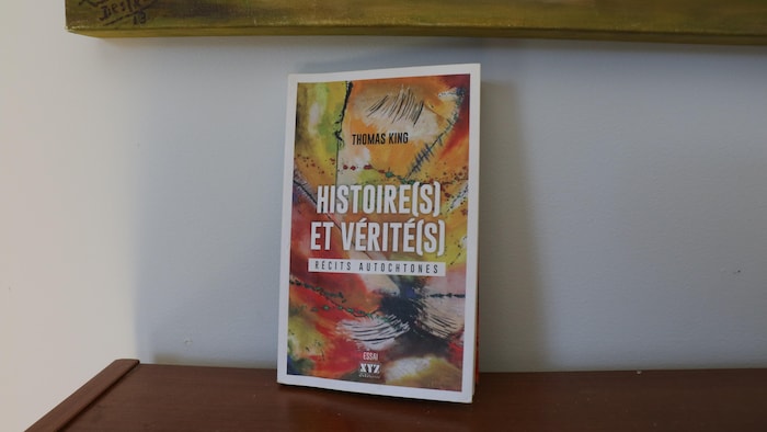 Le livre Histoire(s) et Vérité(s) de Thomas King sur une étagère.